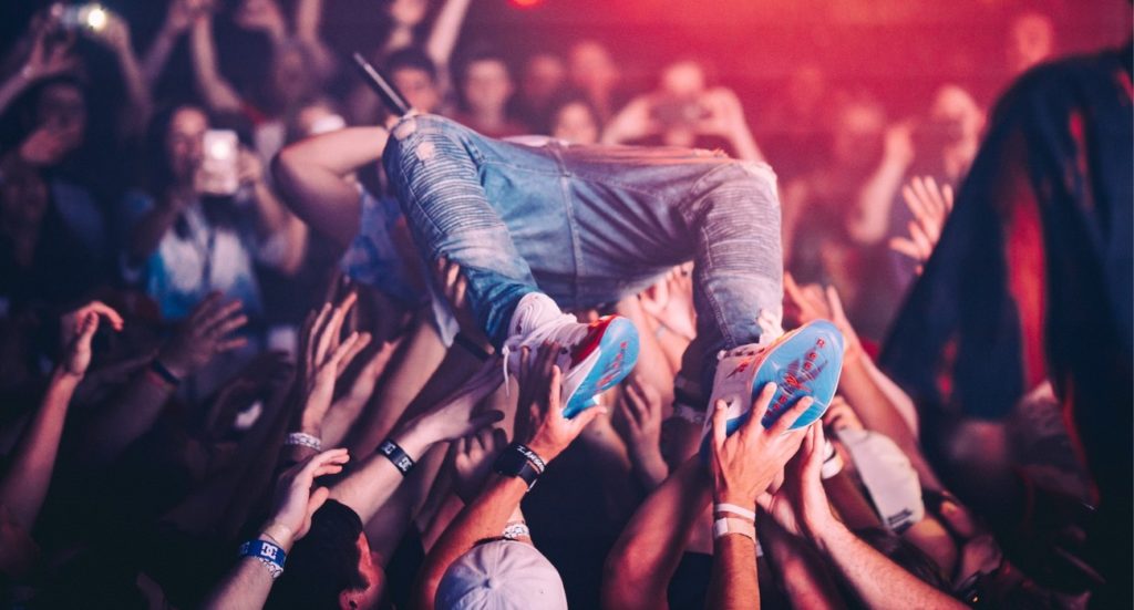 crowdsurfing dude tijdens feestje