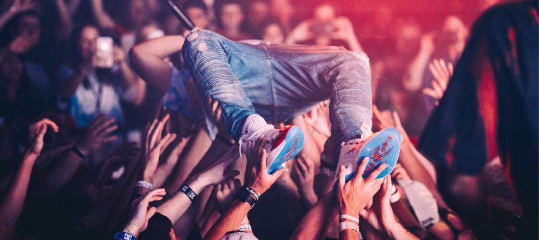 crowdsurfing dude tijdens feestje