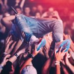 crowdsurfing dude tijdens feestje