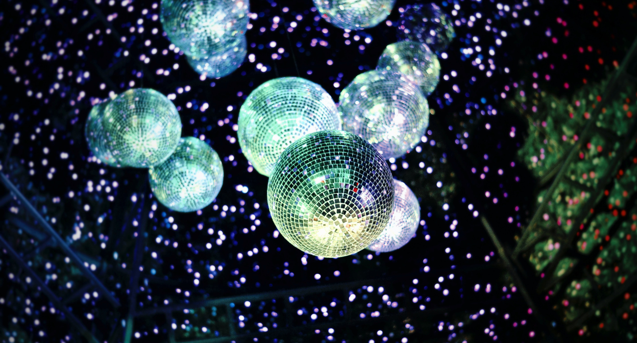 een aantal discoballen met licht erop schijnend