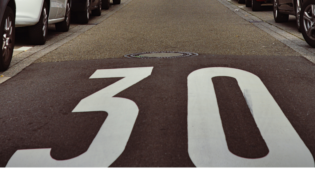 30 km / u markering op de weg