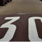 30 km / u markering op de weg