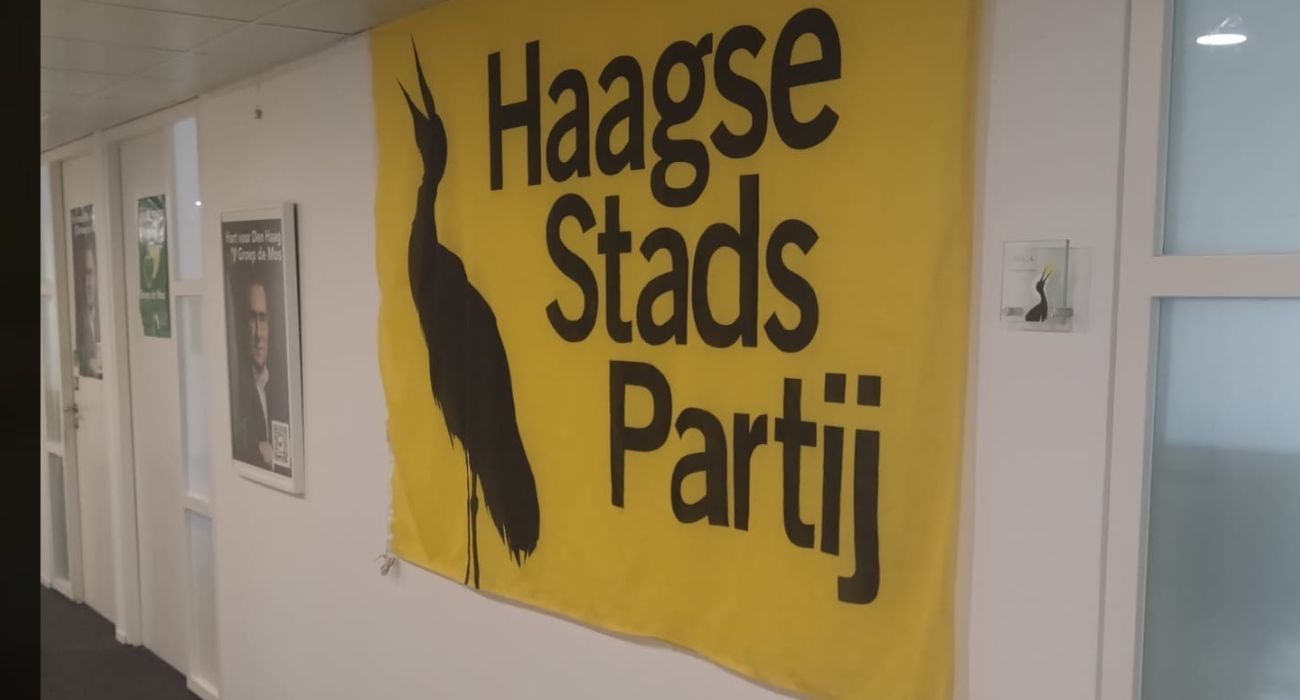 De vlag van de Haagse Stadspartij toen hij nog gewoon aan de muur hing.