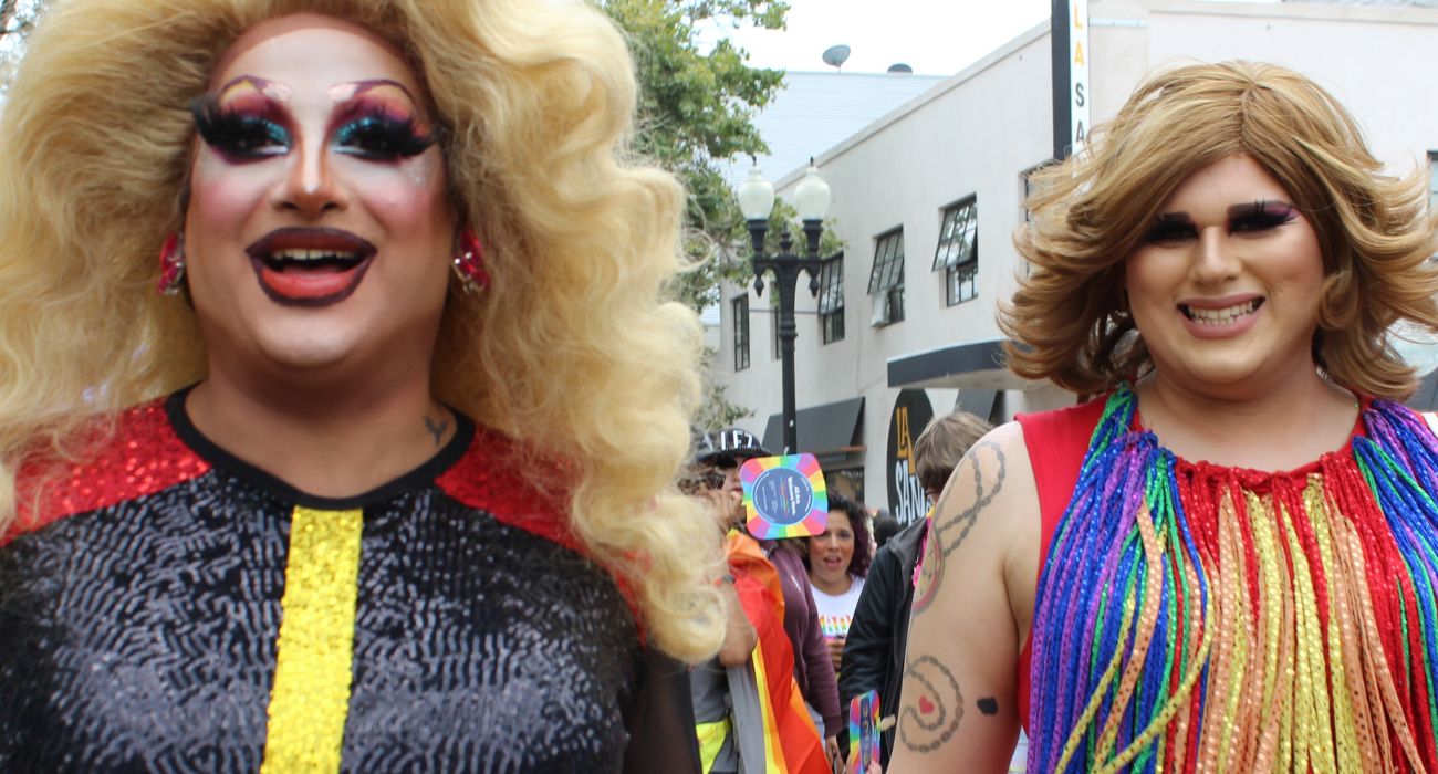2 drag queens op straat