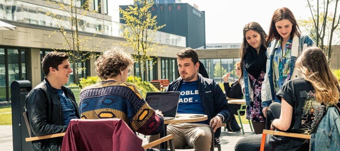 The Hague & Partners/Jurjen Drenth - studenten aan en tafel buiten