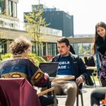 The Hague & Partners/Jurjen Drenth - studenten aan en tafel buiten