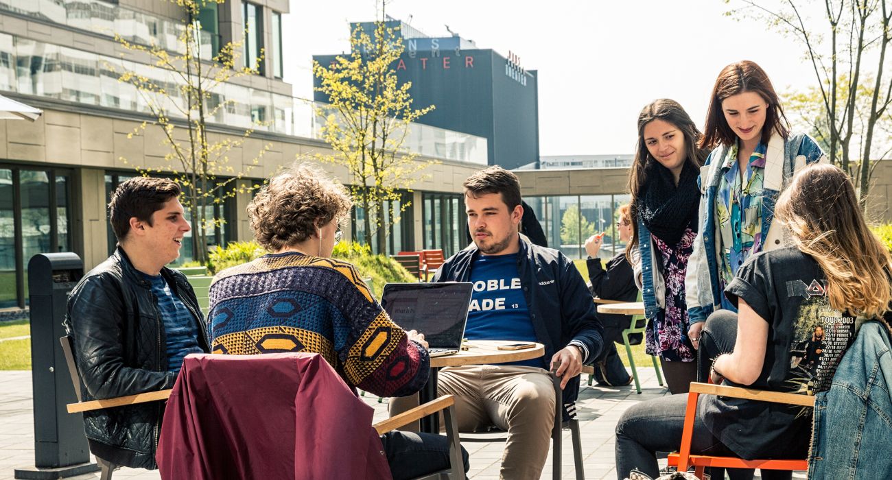 The Hague & Partners/Jurjen Drenth - studenten aan en tafel buiten
