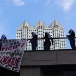 studenten met banner op de Leiden Universiteit