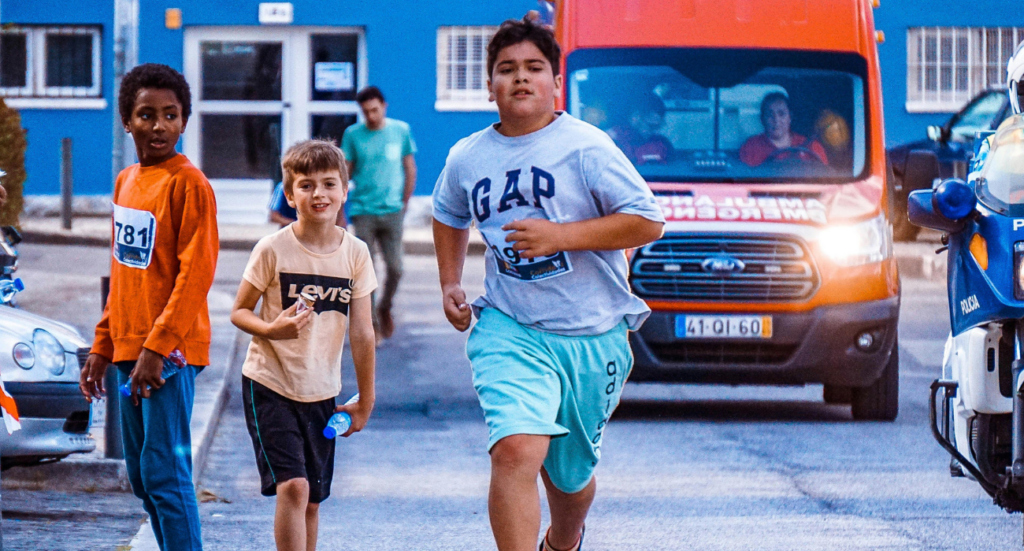 spelende kinderen op straat