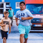 spelende kinderen op straat