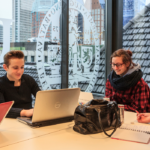 Studenten van de universiteit leiden aan tafel aan het studeren