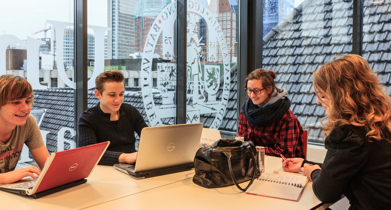 Studenten van de universiteit leiden aan tafel aan het studeren